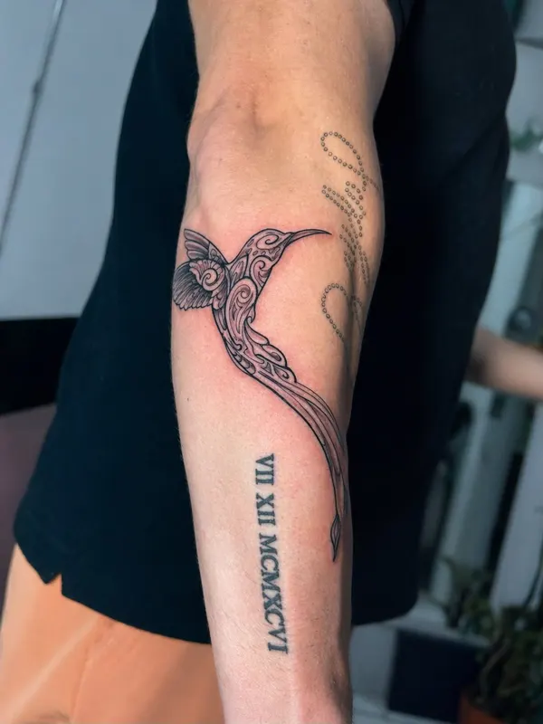 Tatuaje de colibrí inspirado en la fauna del Ecuador, hecho en Tinta y Pinta Tattoo, Quito