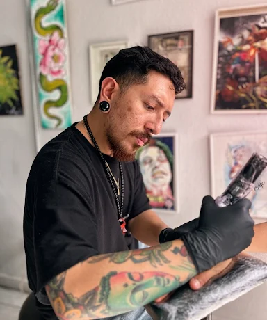 Cris Martinez, resident tattoo artist at Tinta y Pinta Tattoo Quito