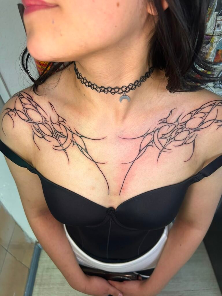 Geometric line tattoo on collarbone and neck done at Tinta y Pinta Tattoo Quito