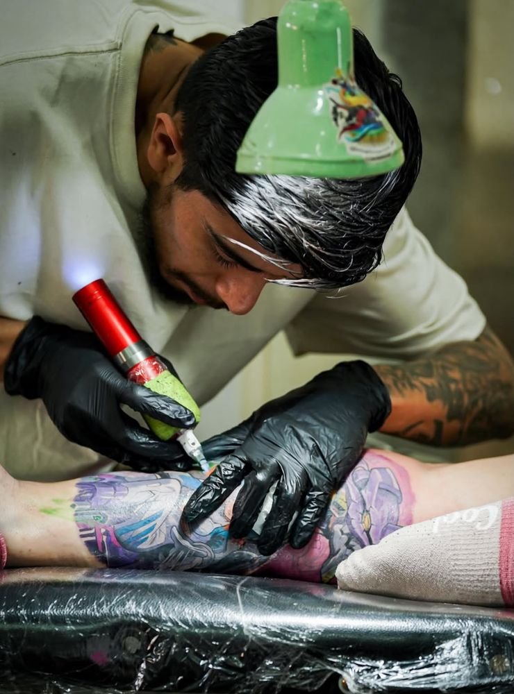 Tattoo artist working with sterile-wrapped equipment and single-use gloves at Tinta y Pinta Tattoo Quito
