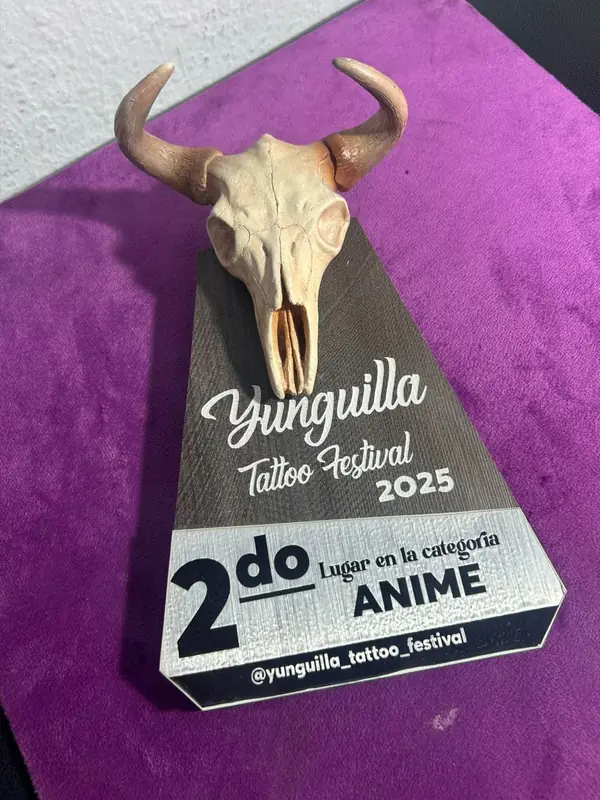 Tinta y Pinta Tattoo | Estudio de Tatuajes en Quito Trofeo de 2.º lugar en la categoría Anime del Yunguilla Tattoo Festival 2025