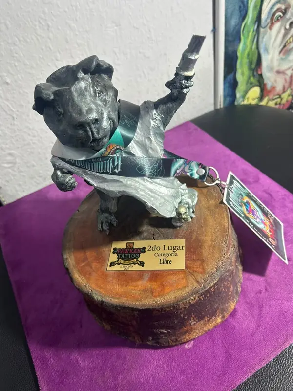 Tinta y Pinta Tattoo | Estudio de Tatuajes en Quito Trofeo de 2.º lugar en la categoría Libre de Expo Pawkar 2025