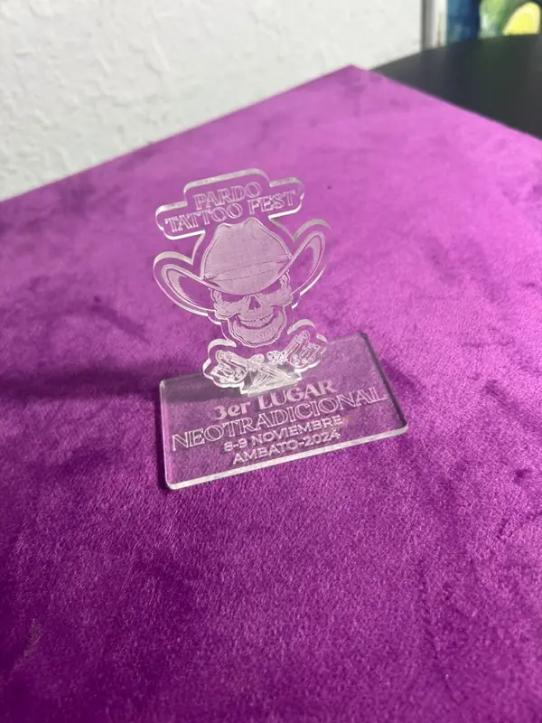 Tinta y Pinta Tattoo | Estudio de Tatuajes en Quito Trofeo de 3.er lugar Neo tradicional de Pardo Tattoo Fest Ambato 2024